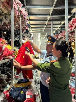 Khởi tố chủ kho hàng kinh doanh hơn 35.000 bộ quần áo giả mạo nhãn hiệu nổi tiếng
