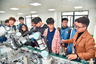 Hướng nghiệp ở trường THPT: Không chỉ lý thuyết suông
