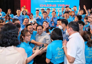 Đối thoại với công nhân, Thủ tướng đề nghị các bộ ngành phải thẳng thắn rút kinh nghiệm