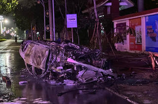 Đâm vào vòng xuyến lúc rạng sáng, xe ô tô Mercedes bốc cháy dữ dội