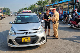 Hà Nội: Ra quân xử lý xe taxi vi phạm trước cổng Bệnh viện Bạch Mai