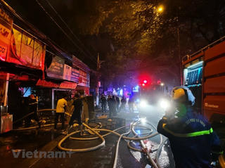 Hà Nội: Cháy ba nhà liền kề trong đêm, cột khói bốc cao hàng chục mét