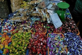 Phá tảng băng chìm bánh kẹo giả