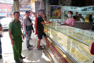 Đắk Lắk: Khởi tố thanh niên giả vờ mua vàng để cướp giật