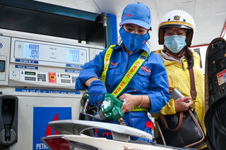 Giá xăng dầu trong nước đồng loạt giảm từ chiều nay