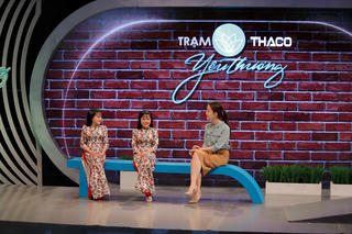 Cặp chị em tí hon truyền cảm hứng trong Trạm yêu thương