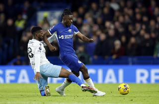 Chelsea chật vật thắng 2-1 trước Crystal Palace