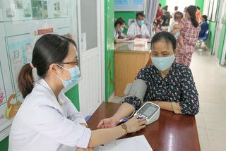 TPHCM: 8 bệnh viện được trích 16% nguồn thu để cải cách tiền lương