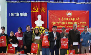 Thừa Thiên - Huế: Thăm, tặng quà cho người nghèo