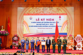 Huế: Trường Đại học Luật đón nhận Huân chương Lao động hạng Ba