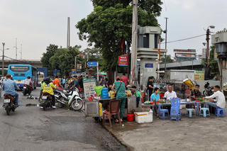Hà Nội: Hàng quán lấn chiếm vỉa hè gây mất ATGT trên đường Ngọc Hồi