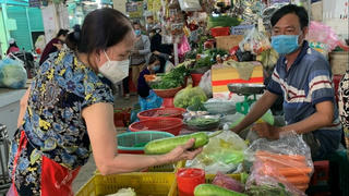 Giá xăng giảm, hàng hóa chậm 'quay đầu'