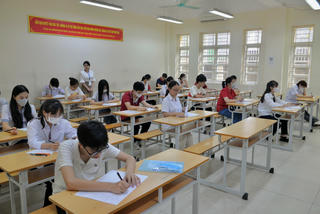 Những thí sinh đầu tiên trên toàn quốc bước vào Kỳ thi tuyển sinh lớp 10