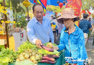 Ấm lòng phiên chợ 0 đồng ở Hội An