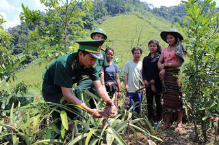 Học tiếng đồng bào để gần dân