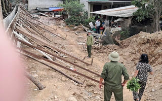 Sập tường rào, một người bị đè chết