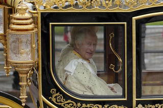 [VIDEO] Vua Charles III và Hoàng hậu Camilla tiến vào Tu viện Westminster