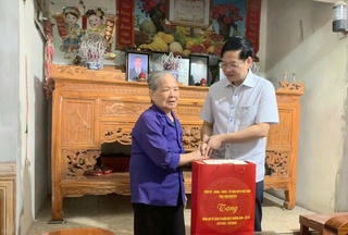 Chủ tịch MTTQ tỉnh Thái Nguyên tri ân gia đình có công với cách mạng