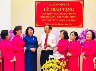 Nguyên Phó Chủ tịch nước Đặng Thị Ngọc Thịnh nhận Huy hiệu 45 năm tuổi Đảng