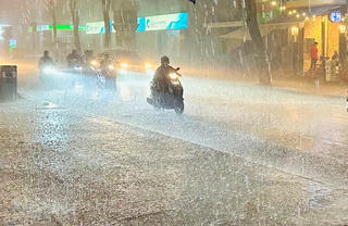 Các tỉnh Bắc Bộ ứng phó với mưa lớn kèm lốc, sét, mưa đá và gió giật mạnh