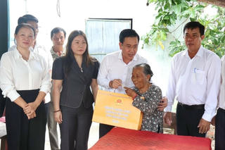 Chủ tịch Mặt trận tỉnh Khánh Hòa thăm, tặng quà các gia đình liệt sĩ năm 2025
