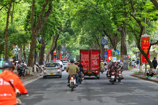Hà Nội: Người dân đổ về phố Phan Đình Phùng chụp ảnh mùa Thu