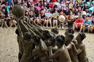 Trai tráng làng Vân cởi trần, đóng khố đằm bùn ở lễ hội vật cầu Bắc Giang