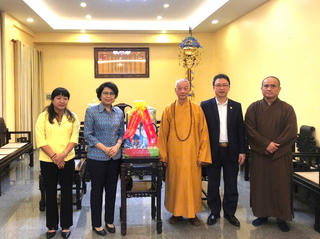 Phó Chủ tịch Tô Thị Bích Châu chúc Tết Đại lão Hòa thượng Thích Trí Quảng
