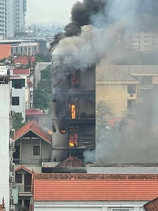 Hà Nội: Cháy lớn ở cơ sở dịch vụ tiệc cưới