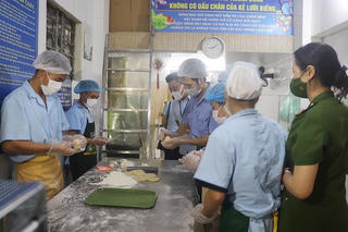 Tăng cường kiểm tra cơ sở sản xuất, kinh doanh thực phẩm Tết Trung thu
