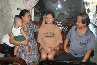 Cô học trò nghèo đạt điểm 10 môn Ngữ văn tại Quảng Nam