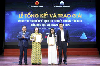 Trao giải cuộc thi Tìm hiểu lịch sử truyền thống yêu nước của dân tộc Việt Nam