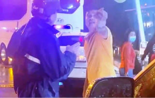 Bị khóa bánh xe ô tô, nam tài xế làm liều, dí dùi cui điện vào nhân viên an ninh sân bay