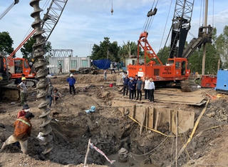 Giải cứu bé trai 10 tuổi rơi xuống trụ bê tông gặp khó khăn, kéo dài