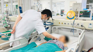 Tiêm khớp tại phòng khám tư, người phụ nữ bị sốc nhiễm khuẩn nặng