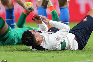 Hình ảnh Ronaldo bị chấn thương và đau đớn nằm trên sân
