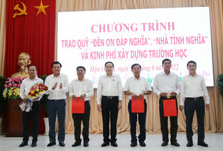 Hậu Giang: Trao 8 tỷ đồng quỹ đền ơn đáp nghĩa và 30 căn nhà tình nghĩa 