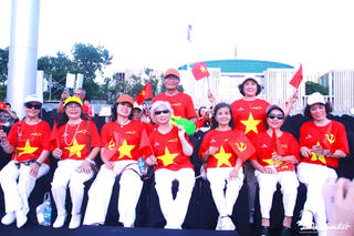 Người dân Thủ đô chờ đón chương trình nghệ thuật 'Dưới cờ vinh quang'