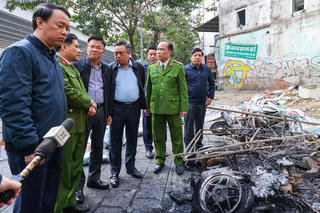 Phó Thủ tướng đến hiện trường vụ cháy quán cà phê trên đường Phạm Văn Đồng