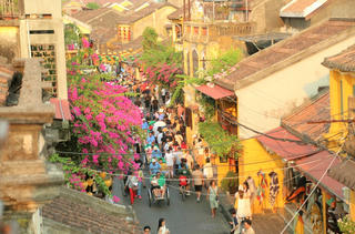 Sống thấp thỏm trong nhà cổ