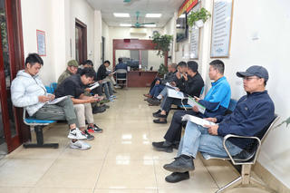 Hà Nội: Cận Tết, người dân ùn ùn đi cấp đổi giấy phép lái xe