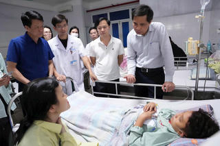 Tập trung toàn lực cứu chữa nạn nhân vụ lật tàu tại Vịnh Hạ Long
