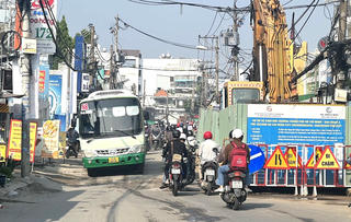 Gần đến cuối năm lại ngổn ngang lô cốt, rào chắn