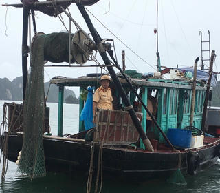 Quảng Ninh: Liên tiếp bắt giữ phương tiện khai thác thủy sản trái phép