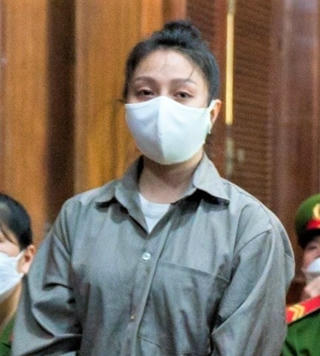 Bất ngờ hoãn xử sơ thẩm vụ mẹ kế hành hạ bé gái 8 tuổi đến tử vong