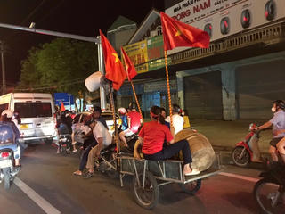 [ẢNH] Muôn kiểu ăn mừng chiến thắng bóng đá của người dân Hà Tĩnh