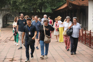 Du lịch chờ cú hích