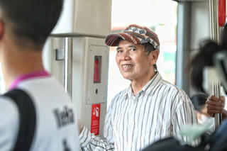 Người dân xếp hàng trải nghiệm tuyến đường sắt đô thị Nhổn - ga Hà Nội từ sáng sớm