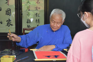 Những ông đồ ở Văn Miếu 'ê tay' cho chữ sĩ tử chuẩn bị thi vào lớp 10
