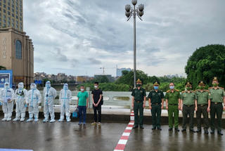 Quảng Ninh: Bàn giao 2 đối tượng truy nã cho Công an Trung Quốc